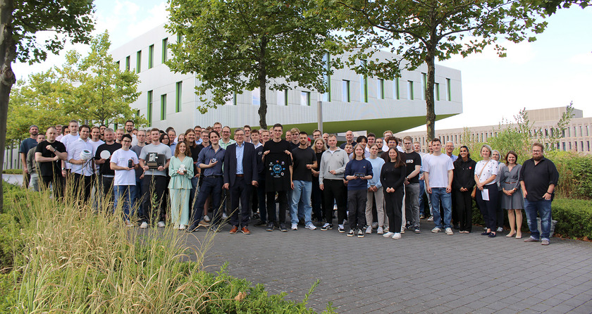Gruppenfoto draußen vor einem Hochschulgebäude