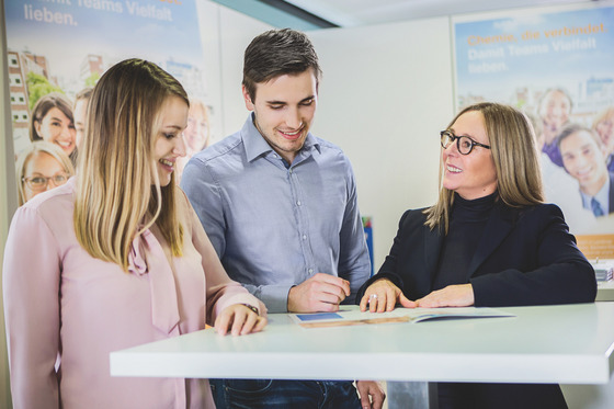 Studierende sprechen mit potentiellen Arbeitgebern