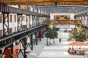 Das ehemalige Eisenbahnausbesserungswerk in Lingen beheimatet jetzt die Hochschule.