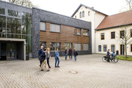 Studierende des Studiengangs Management nachhaltiger Ernährungssysteme kommen von einer Vorlesung aus dem Neubaugebäudekomplex Schmied im Hone.