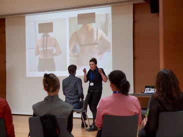 Camilla Kapitza in ihrem Workshop "Funktionelle Demonstrationen am Instrument. Analyse und resultierender Behandlungsansatz bei Instrumentalisten mit musikerassoziierten Problemen"